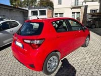 Usata Toyota Yaris Cool 72 CV (52 kW) 2019 Rosso Berlina