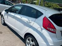 Usata Ford Fiesta Titanium 82 CV (60 kW) 2011 Bianco Utilitaria
