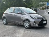 Usata Toyota Yaris Hybrid Active 74 CV (54 kW) 2015 Grigio Berlina