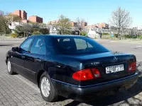 Usata Mercedes E200 Elegance 136 CV (100 kW) 1996 Blu Berlina
