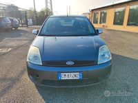 Usata Ford Fiesta Zetec 75 CV (55 kW) 2004 Grigio Utilitaria