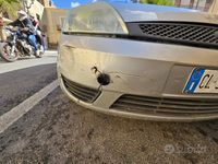 Usata Ford Fiesta 90 CV (66 kW) 2004 Grigio Utilitaria