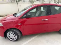 Używany Lancia Ypsilon 60 KM (44 kW) 2015 Czerwony Hatchback