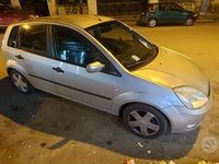 Usata Ford Fiesta 68 CV (50 kW) 2004 Grigio Utilitaria