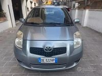 Usata Toyota Yaris Sol 90 CV (66 kW) 2007 Grigio Utilitaria