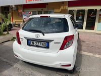 Usata Toyota Yaris Lounge 90 CV (66 kW) 2012 Bianco Utilitaria