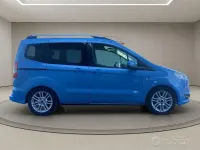 Usata Ford Tourneo Courier Titanium 75 CV (55 kW) 2015 Blu Monovolume