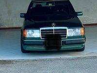Usata Mercedes E200 122 CV (89 kW) 1991 Verde Berlina