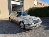 Usata Mercedes E500 320 CV (235 kW) 1994 Grigio Berlina