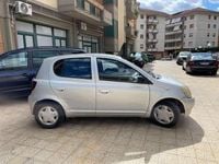Usata Toyota Yaris 75 CV (55 kW) 2002 Argento Berlina