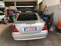 Usata Mercedes E270 Avantgarde 170 CV (125 kW) 2002 Grigio Berlina