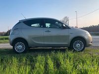 Usado Lancia Ypsilon Gold 85 HP (62 kW) 2015 Bege Citadino