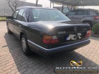 Usata Mercedes 200 122 CV (89 kW) 1991 Grigio Berlina