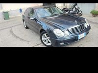 Usata Mercedes E220 150 CV (110 kW) 2004 Blu Berlina