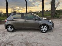 Usata Toyota Yaris Hybrid Active 73 CV (53 kW) 2019 Marrone Berlina