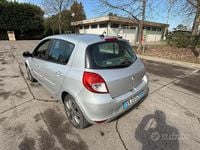 Usado Renault Clio II 75 CV (55 kW) 2011 Gris Berlina