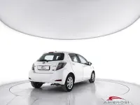 Usata Toyota Yaris Lounge 101 CV (74 kW) 2014 Bianco Utilitaria