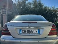 Usata Mercedes E220 122 CV (89 kW) 2003 Grigio Berlina