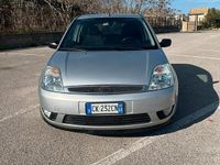 Usata Ford Fiesta Ghia 68 CV (50 kW) 2004 Grigio Utilitaria