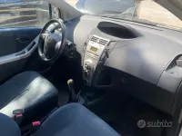 Usata Toyota Yaris Sol 69 CV (50 kW) 2007 Grigio Utilitaria