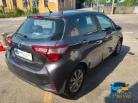 Begagnad Toyota Yaris Hybrid Style 73 HK (53 kW) 2017 Grå Sedan