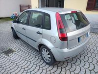 Usata Ford Fiesta Ghia 68 CV (50 kW) 2004 Grigio Utilitaria