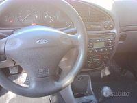 Usata Ford Fiesta 75 CV (55 kW) 2002 Bianco Utilitaria
