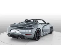 Nuova Porsche 718 Spyder 500 CV (367 kW) 2026 Grigio vanadio metallizzato/capote nera con finiture rosso carminio Cabrio