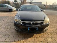 Usata Opel Astra GTC 116 CV (85 kW) 2007 Nero Utilitaria