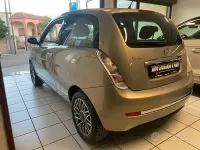 Usado Lancia Ypsilon Gold 75 CV (55 kW) 2012 Amarillo Utilitario