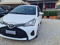 Usata Toyota Yaris Lounge 69 CV (50 kW) 2016 Bianco Berlina