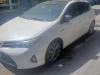 Usata Toyota Auris Hybrid Lounge 99 CV (72 kW) 2013 Bianco Berlina
