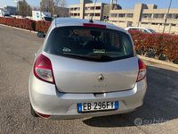 Käytetty Renault Clio II Dynamique 101 HP (74 kW) 2010 Harmaa Sedan