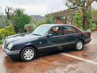Usata Mercedes E200 Elegance 136 CV (100 kW) 1996 Nero Berlina