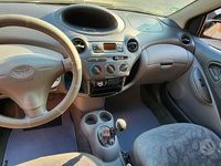 Usata Toyota Yaris 68 CV (50 kW) 2002 Verde Utilitaria
