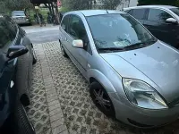 Usata Ford Fiesta Ghia 75 CV (55 kW) 2005 Grigio Utilitaria