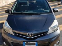 Usata Toyota Yaris Active 90 CV (66 kW) 2014 Grigio Berlina