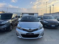Usata Toyota Yaris 90 CV (66 kW) 2013 Grigio Utilitaria