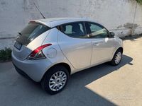 Usado Lancia Ypsilon 85 HP (62 kW) 2015 Prateado Citadino