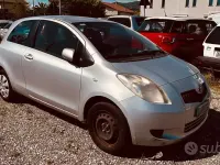 Usado Toyota Yaris Sol 69 CV (50 kW) 2007 Gris Utilitario