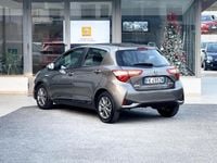 Usata Toyota Yaris Hybrid 73 CV (53 kW) 2017 Marrone Berlina