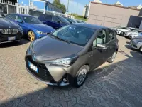 Usata Toyota Yaris Hybrid Style 73 CV (53 kW) 2018 Grigio scuro Berlina