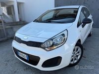 Usata Kia Rio 75 CV (55 kW) 2012 Grigio Berlina