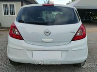Usata Opel Corsa Cosmo 95 CV (69 kW) 2011 Bianco / pastello Berlina