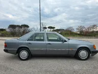Usata Mercedes E300 220 CV (161 kW) 1990 Grigio Berlina