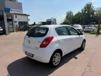 Usata Hyundai i20 Comfort 75 CV (55 kW) 2010 Bianco Utilitaria