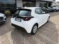 Usata Toyota Yaris Hybrid Active 92 CV (67 kW) 2022 Bianco Berlina