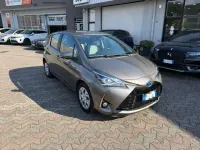Usata Toyota Yaris Hybrid Style 73 CV (53 kW) 2018 Grigio scuro Berlina