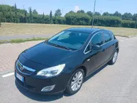 Usata Opel Astra Cosmo 110 CV (80 kW) 2011 Nero Berlina