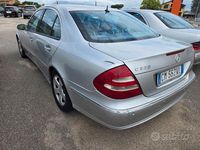 Usado Mercedes E320 Avantgarde 204 CV (150 kW) 2004 Gris Berlina